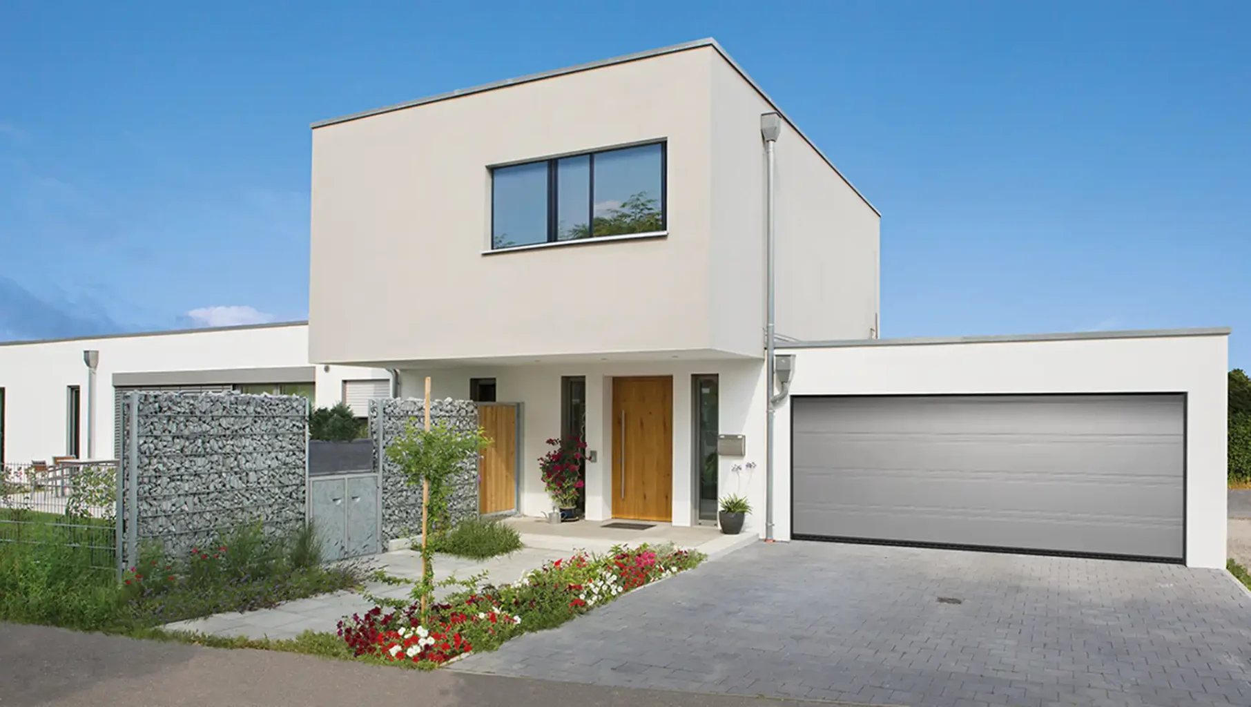 Modernes Architektenhaus mit Doppelgarage mit Sektionaltor