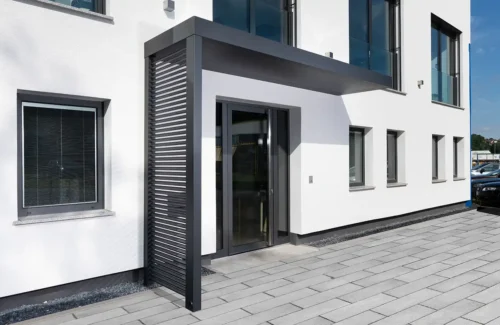 Modernes Haustür-Vordach mit Lammellen-Seitenteil