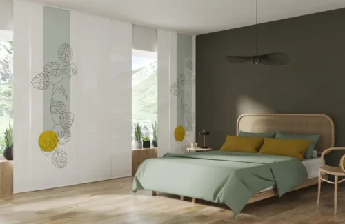 halb geöffnete Flächenvorhänge mit bedrucktem Muster in einem Schlafzimmer