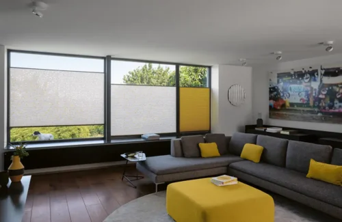 MHZ Plissees mit Farbvarianten in einem Wohnzimmer