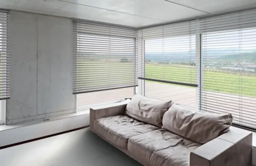 Innenliegende Jalousie am Fenster in einem modernen Wohnzimmer