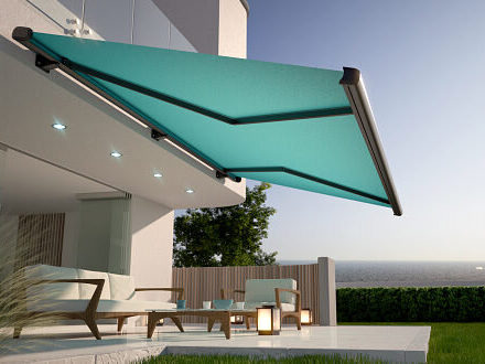 Elegante Kassetten-Markise für stilvollen Außenschutz Moderne Terrassenmarkise bei Sonnenuntergang mit Meerblick