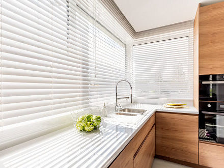 Innenjalousien für Fenster Weiße Innenjalousien am Fenster